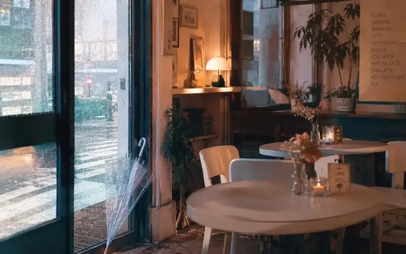《雨巷咖啡屋》大结局解读：那把伞最后为什么留在了店里？ - 短剧资源头条资讯